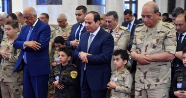 فيديو وصور ..الرئيس يؤدى صلاة العيد وسط أبناء شهداء الشرطة والجيش بمسجد المشير.. أحمد الطيب شيخ الأزهر وعلى عبد العال ومصطفى مدبولى ووزير الدفاع يحضرون الصلاة.. والأزهرى: المسلمون أبدعوا فى سائر العلوم والفنون