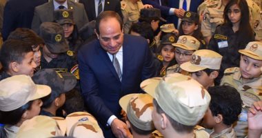 لفتة إنسانية.. الرئيس السيسي يصافح أبناء الشهداء بعد أداء صلاة العيد بمسجد المشير