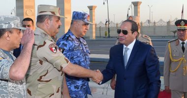 السيسي يصل مسجد المشير طنطاوى بالقاهرة الجديدة لأداء صلاة العيد وسط أبناء الشهداء