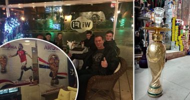 صور.. أجواء المونديال بالغردقة.. شيشة وأكواب مياه على شكل كأس العالم.. السياح يستعدون لتشجيع منتخباتهم من المقاهى.. ويصفون تشجيع المصريين لمنتخبهم بالحرب.. صاحب كافية يعلن أن المشاهدة ببلاش يوم مباريات مصر