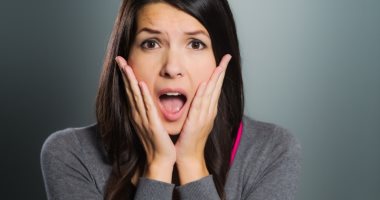 هل يسبب الشعور بالفزع ظهور خصلات شعر بيضاء ؟