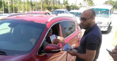 صور.. هيئة تنشيط السياحة بدمياط تستقبل رواد مدينة رأس البر بالأعلام