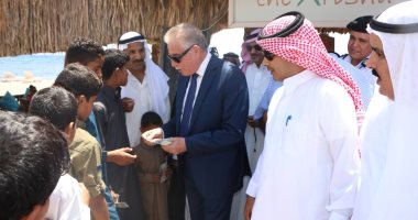 صور.. محافظ جنوب سيناء يلتقى مشايخ مدينة دهب فى أول أيام عيد الفطر