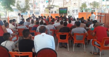 صور.. جماهير الإسكندرية يتابعون مباراة المنتخب على المقاهى