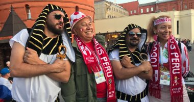 صور.. الجماهير المصرية تزين شوارع روسيا بالزى الفرعونى