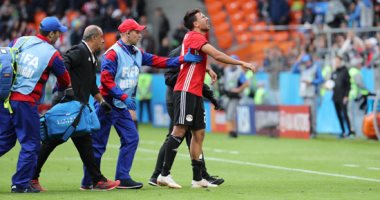فيديو و صور.. طارق حامد يغادر ملعب مواجهة أوروجواى مصابا.. ونزول سام مرسى