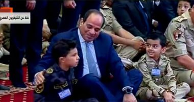 فيديو.. السيسي يغادر مسجد المشير بعد أداء صلاة العيد بحضور رجال الدولة وأبناء الشهداء