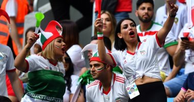 شاهد.. سيدات إيران يتمردن على الحكومة ويطالبن بحضور المباريات 