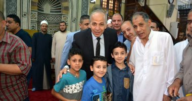 محافظ القليوبية يلتقط صورا مع الأطفال عقب صلاة العيد