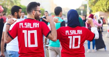 صور.. المواطنون يرتدون تيشيرت محمد صلاح خلال أداء صلاة العيد