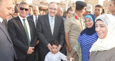صور.. محافظ بنى سويف يقدم الكحك والبسكويت للمواطنين