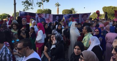 فى احتفالات عيد الفطر بالمحافظات.. وكيل الأزهر من سوهاج: صلاة استاد سوهاج تمت على المذهب الحنفى ومناوشات بين الأهالى وهتافات بعد الصلاة.. أهالى سيناء والسويس والإسكندرية يصلون وسط تشديدات أمنية