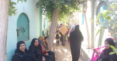 صور.. توافد الأهالى على زيارة المقابر بعد صلاة العيد بالغربية