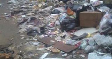 قارئ يشكو من تراكم القمامة بالدرب الأحمر
