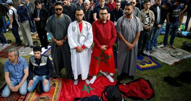 صور.. جماهير المغرب بروسيا تشارك بالدعاء لفوز منتخبها الوطنى على إيران