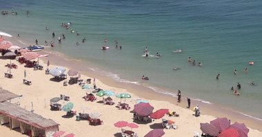 صور.. إقبال كبير على شواطئ الإسكندرية فى أول أيام العيد هربا من الحر