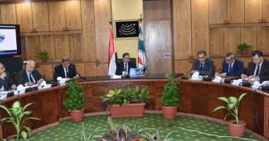 وزير البترول يعقد اجتماعا لبحث زيادة إنتاج الزيت الخام والغاز الطبيعى
