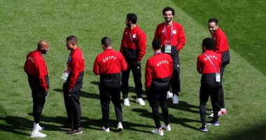 شاهد.. نزول محمد صلاح لأرض ملعب مباراة مصر وأوروجواى