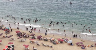 صور.. شواطئ الإسكندرية كامل العدد فى ثان أيام عيد الفطر المبارك