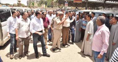 فيديو وصور.. محافظ أسيوط يتفقد موقفى "الأزهر ونزلة عبد اللاه" وبعض محطات الوقود