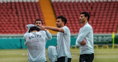 فيديو وصور.. محمد صلاح يرتدى قميص المنتخب بمساعدة تريزيجيه وأحمد فتحى