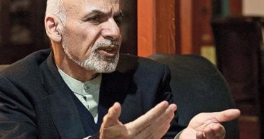 مقاتلو طالبان وجنود أفغان يحتفلون بوقف إطلاق نار