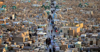 صور.. عراقيون يزورون المقابر فى ثانى أيام عيد الفطر بمدينة النجف