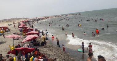 صور.. زحام شديد بمصيف بلطيم وإقبال كبير على الحدائق بدسوق بكفر الشيخ
