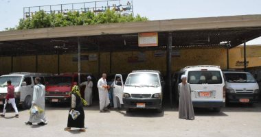 صور.. محافظ سوهاج يتابع تطبيق التعريفة الجديدة لنقل الركاب بجميع المواقف