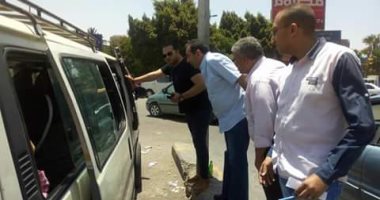 رئيس حى الدقى يتفقد مواقف السرفيس لمتابعة التعريفة الجديدة والتأكد من تطبيقها