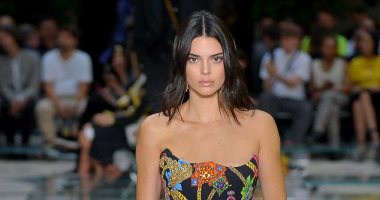 شاهد.. كيندال جينر وبيلا حديد فى عرض Versace بأسبوع الموضة بميلانو