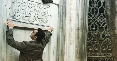 ترك الهندسة ليوثق الخط العربى على الآثار..حكاية "هادى" الباحث فى جمال الحروف