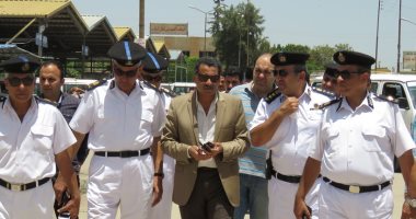 صور.. مدير أمن الإسماعيلية يتفقد مواقف المحافظة للتأكد من تعريفة الركوب