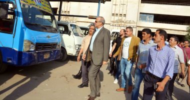 صور.. محافظ القليوبية يتفقد المواقف لمتابعة تطبيق تعريفة الركوب 