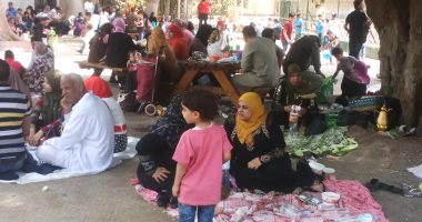 "مفيش أحلى من البساطة".. عائلات يفترشون أرض الحدائق فى ثالث أيام عيد الفطر
