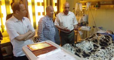 صور.. وكيل "تعليم الغربية" يزور الطلاب المصابين فى حادث سيارة 