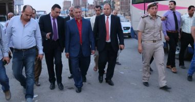 صور.. محافظ كفر الشيخ يتابع التزام السائقين بتعريفة الركوب  الجديدة 