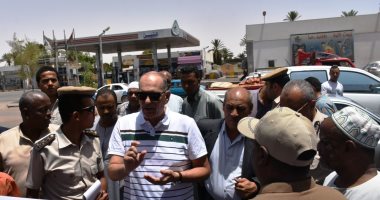 صور.. سكرتير عام أسوان يتفقد مواقف السيارات لمتابعة التعريفة الجديدة