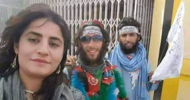 صور.. سيلفى لامرأة غير محجبة مع عناصر طالبان لأول مرة
