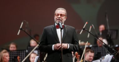 شاهد.. شريف منير على مسرح "مارينسكى" الروسى لحفل عمر خيرت
