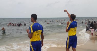 صور.. إقبال كبير من الأهالى على مصيف بلطيم بكفر الشيخ