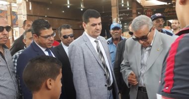 صور وفيديو.. رئيس حماية المستهلك يصل سوق العبور للتأكد من توافر الخضراوات والفاكهة