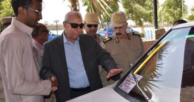 فيديو وصور.. محافظ أسوان يواصل جولته بمواقف السيارات لضبط التعريفة الجديدة