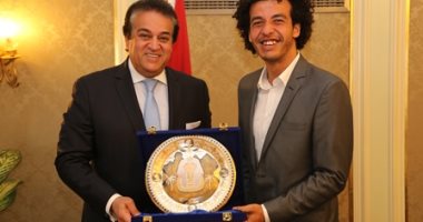 وزير التعليم العالى يكرم الطبيب الحاصل على جائزة ريادة الأعمال حول العالم