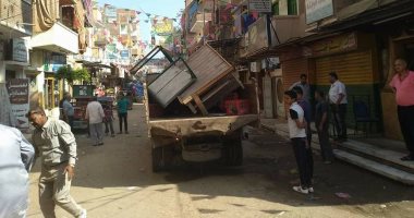 صور.. حملة لإزالة الإشغالات والتعديات على الطرق العامة فى فوة بكفر الشيخ 