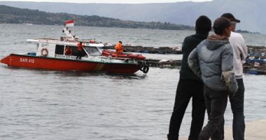 صور.. فرق الإنقاذ الإندونيسية تبحث عن ركاب مفقودين بعد غرق مركب ببحيرة توبا