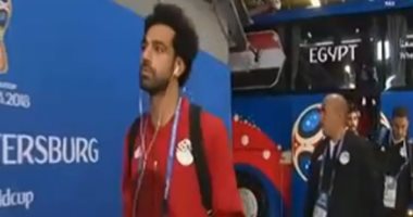 الجمهور يهتف لمحمد صلاح قبل مواجهة روسيا.. والحضرى يؤدى الإحماء منفردا