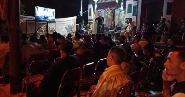 الجماهير بأسيوط يلتفون حول شاشات العرض بمراكز الشباب لمشاهدة مباراة المنتخب