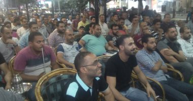 صور.. أهالى قرية تريزجيه بكفر الشيخ يتابعون مباراة مصر وروسيا