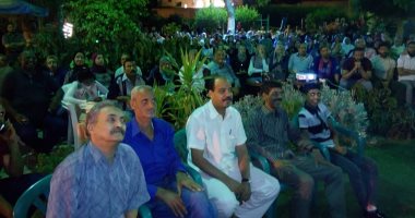صور.. أهالى الاسكندرية يتابعون مباراة مصر وروسيا بمراكز الشباب